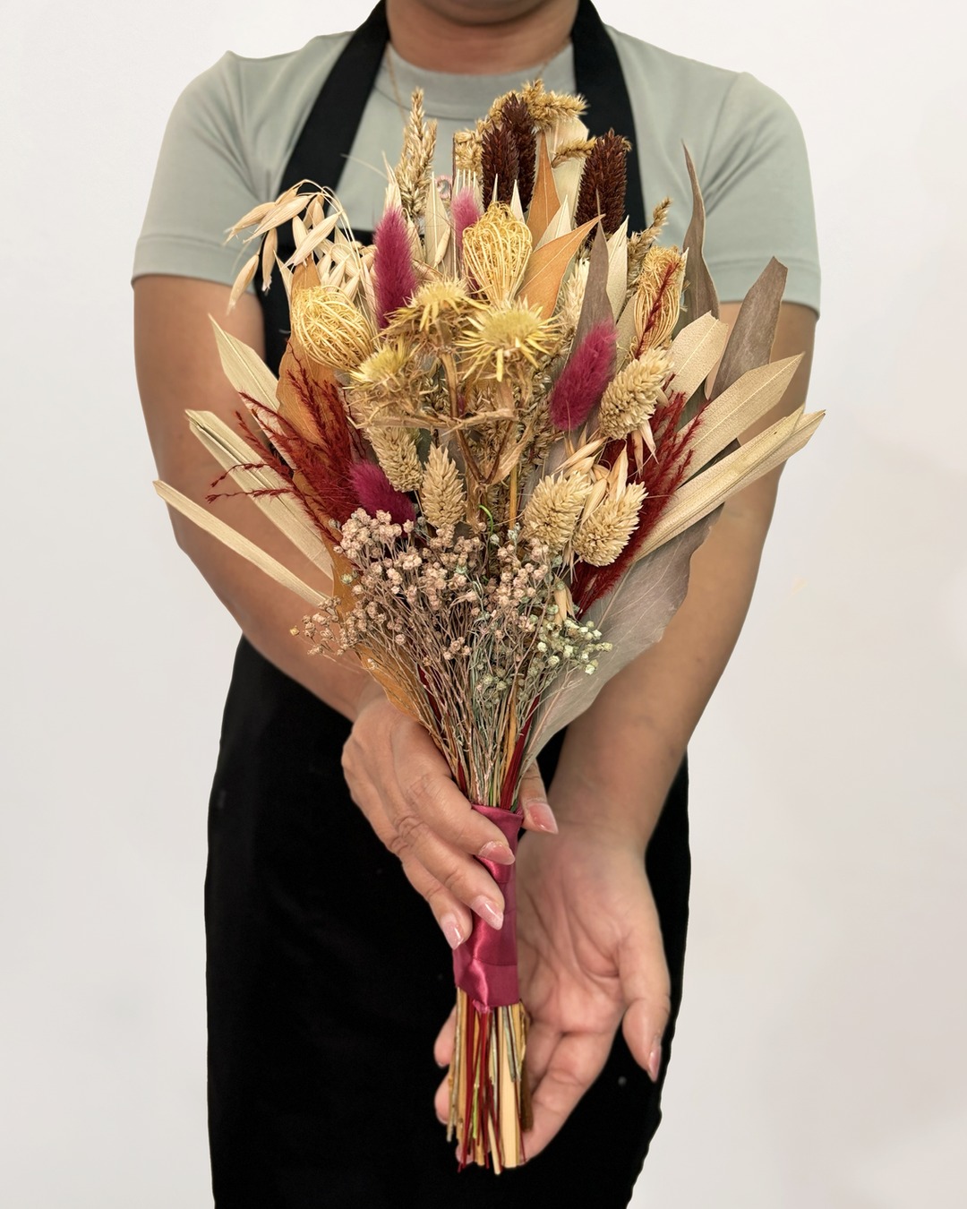 Bring the warmth of autumn indoors with our Design Arrangement 02! šāØ Hand-tied with premium dried blooms and finished with a luxurious burgundy ribbon, this bouquet is the definition of timeless elegance.
At SKfleur, we love dried arrangements because they offer natural beauty that truly lasts. No water, no sunlight, just perfect vibes for your bedside table or office desk.
Whether itās a birthday gift or a treat for your own space, this is autumn captured forever. šŗš°ļø
Tap the link in bio to shop our Dried Flower collection! ššļø
#SKfleur #DriedFlowersSG #AutumnAesthetic #SustainableGifts #HomeDecorSG #SGFlorist #Design02 #TimelessStyle