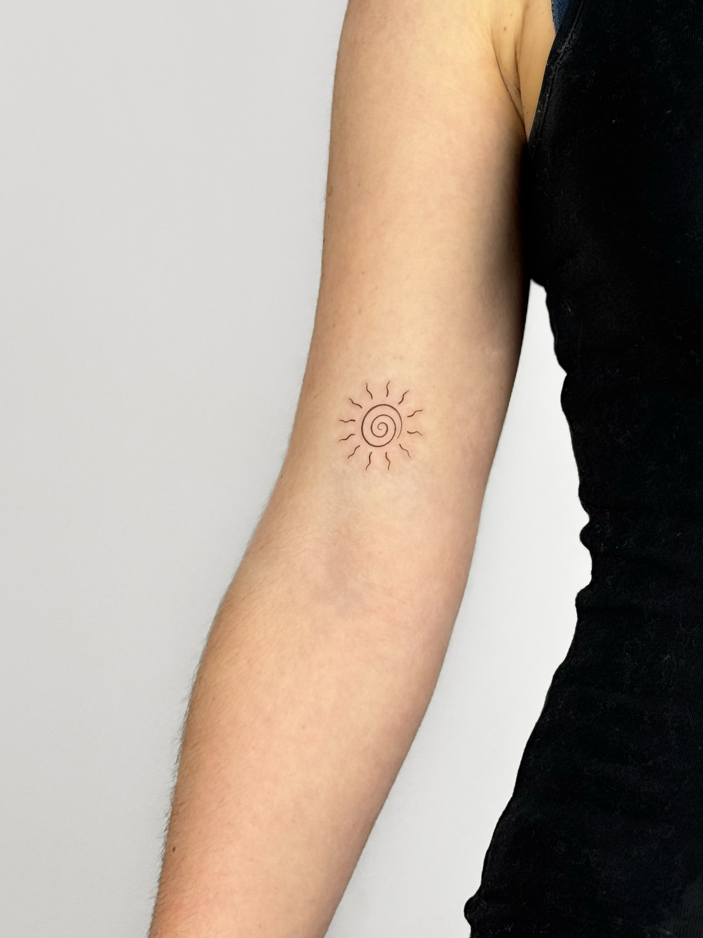 Minimalistische Sonne im Fineline-Stil ☀️🌞
Gestochen von @ink.by.leonie