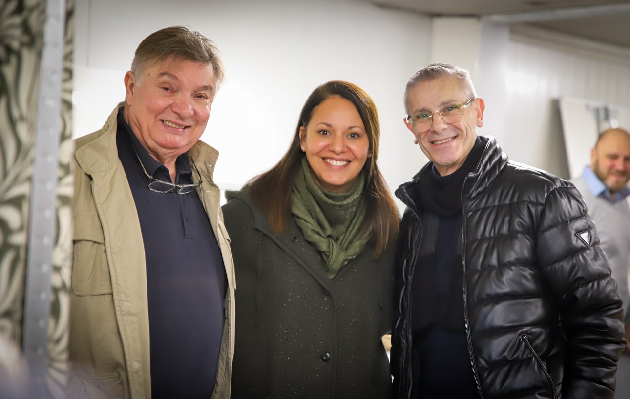 Retour en images sur notre première rencontre conviviale aux Baïsses avec @julie_arias13680
Merci à toutes les personnes venues partager leurs idées, leurs attentes et leur vision pour Lançon.
Un clin d’œil particulier à @patricesantoni , local bien connu du quartier,
qui s’engage à nos côtés et sera le représentant des Baïsses sur notre liste.
On se retrouve très vite, et surtout :
Jeudi 5 mars à 19h
Réunion publique – Gymnase Antoine Toran
#lanconprovence #electionsmunicipales2026