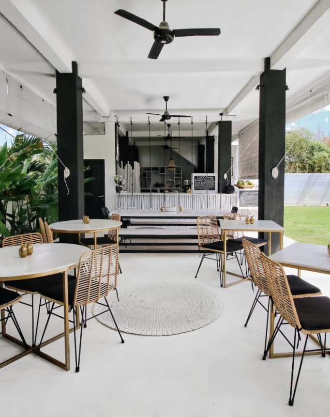 Having a breakfast at Coco Kitchen is one of the most to do list when you stay at White Palm Eco-Chic Boutique Hotel.
All of our food is made with love and you can request for a floating breakfast