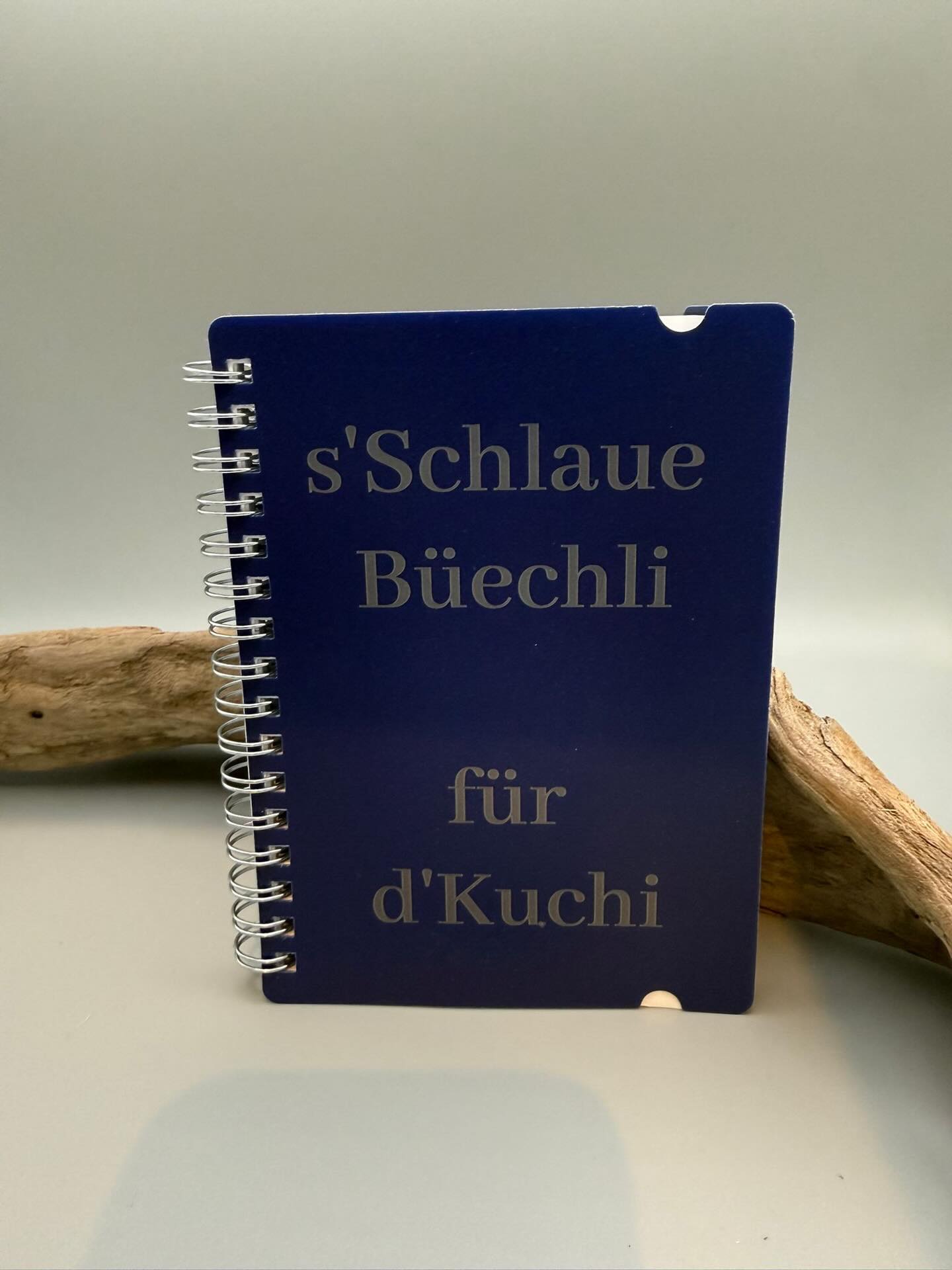 📘✨ Gedanken, Rezepte & Herzmomente ✨
In diesem kleinen Büechli sammle ich meine liebsten Küchenideen, Rezepte und Erinnerungen. 💙
Was darf in deinem „Schlauen Büechli“ nicht fehlen? 💭👇
#handmade #kreativsein #rezeptbuch #notizbuchliebe #selbstgemacht kücheninspiration
Es gibt viele Arten von Büchern, Notizheften, etc. die personalisiert graviert werden können!
Meldet euch wenn ihr Ideen 💡 habt 🤍