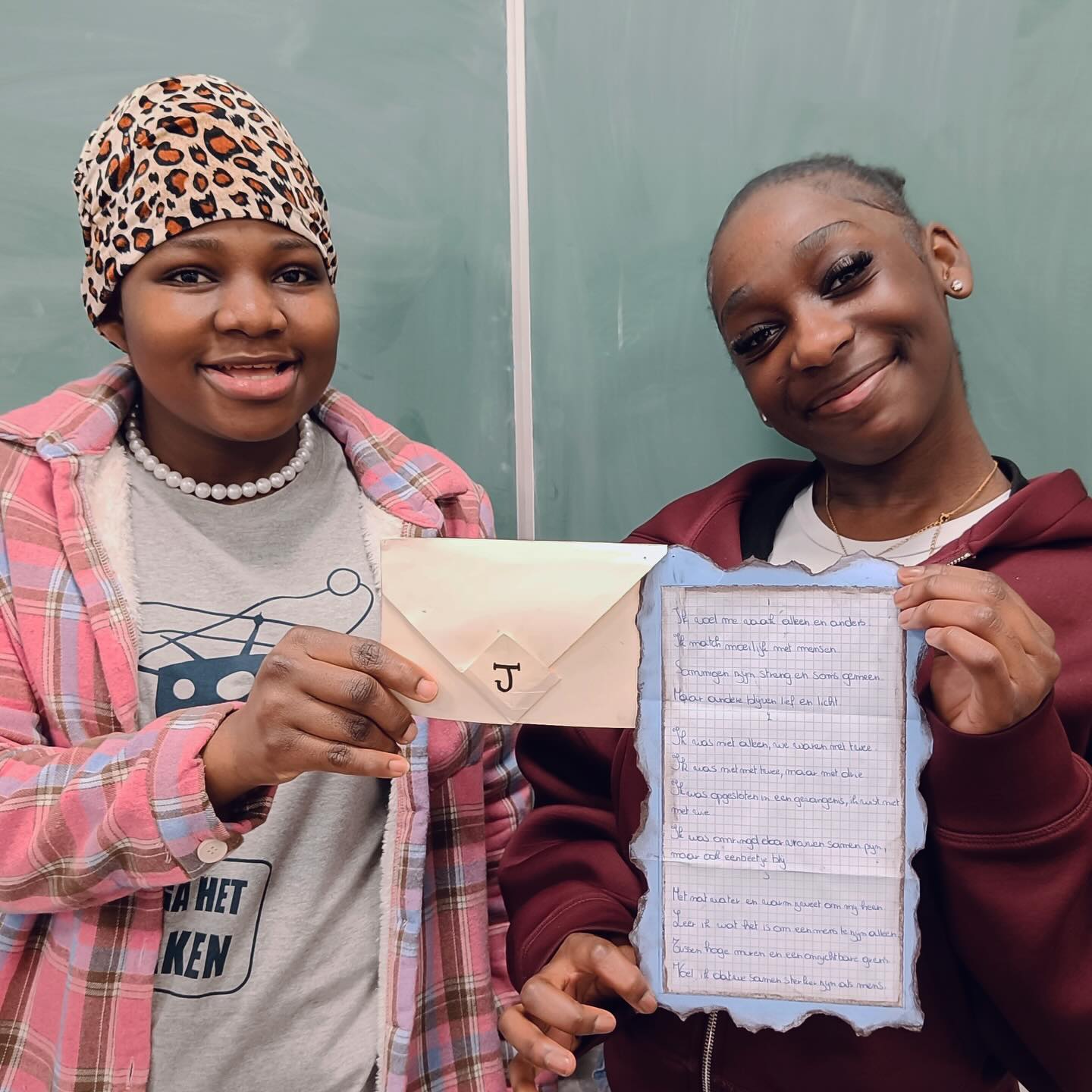 Slam poetry? Dat is poรซzie die tot leven komt wanneer je ze voordraagt. ๐ค
5 BaO ging er tijdens de voorbije poรซziemaand creatief mee aan de slag. Hun inspiratie? Het waargebeurde verhaal โEen nacht in een kooiโ over de Belgische Jasmine die onterecht in een Egyptische gevangenis belandde.
Straf werk! ๐๐ผ