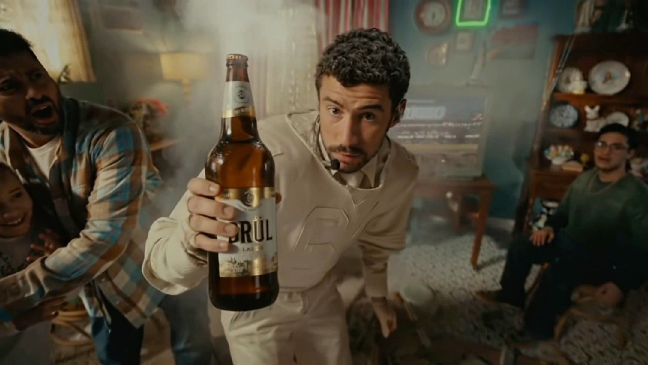 En otra realidad, Benito se fue por una birra Brül en pleno show.
Concept ad para @cervezabrul
#superbowl #halftimeshow #badbunny #brul #birra #ia #supertazon