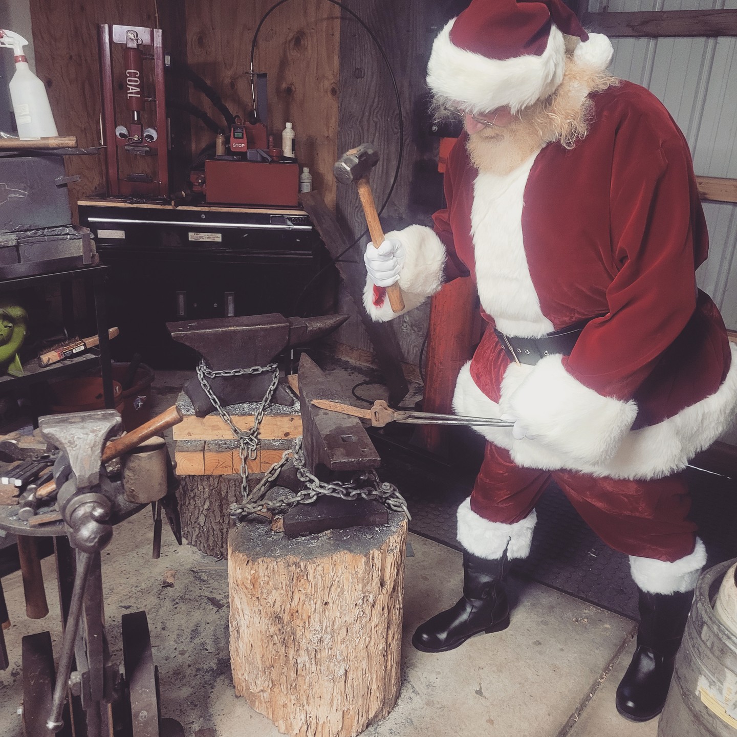 Santa in the shop getting ready for Christmas!
@hostetlerjeff