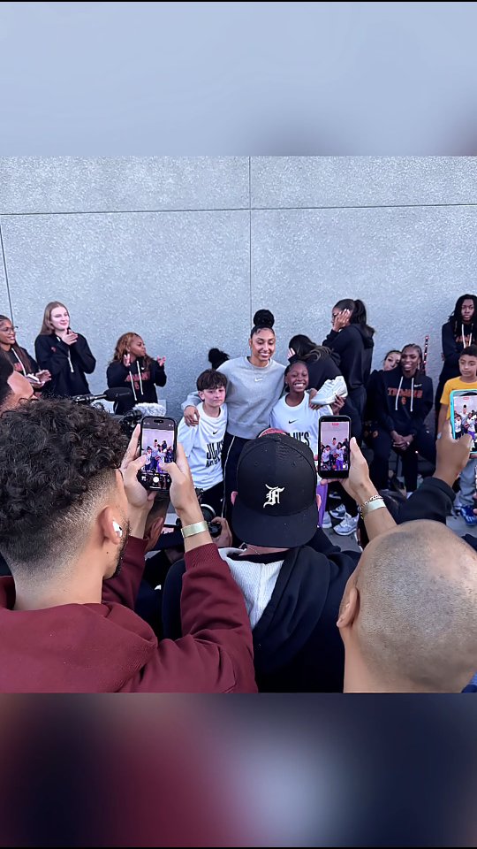 @jujubballin and the @uscwomensbasketball team made a special appearance at Freedom Plaza inspiring local youth with their wisdom and skills ๐
