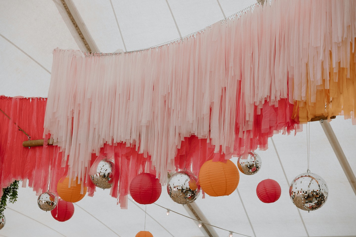 Vibrant tassels 🤝 disco balls
📸: @helenrussellphotography