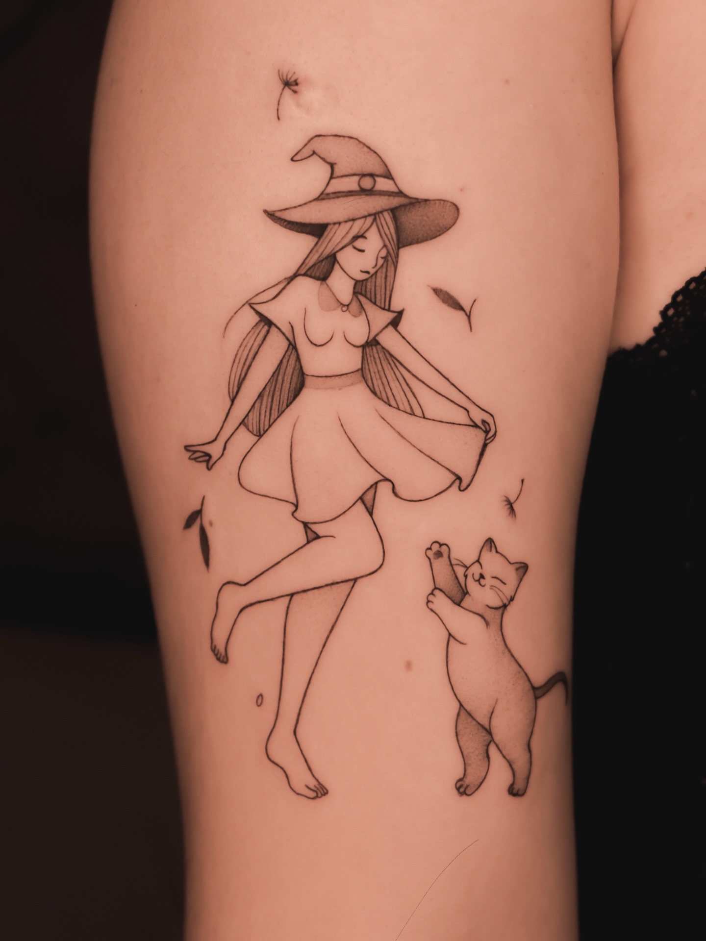 Y tu, qué tipo de bruja te consideras???
U N A B R U J I T A
Bailando con su gatito 🤍
Adoro que me pidan proyectos ilustrados ✨
Hecho con:
@masttattoo.official
@dynamiccolor
@bishoprotary
📲 Si gustas realizar una cotización, mándame un mensaje por WhatsApp 🤍
#finelinemexico #mexicantattooartist #cdmxtattoo