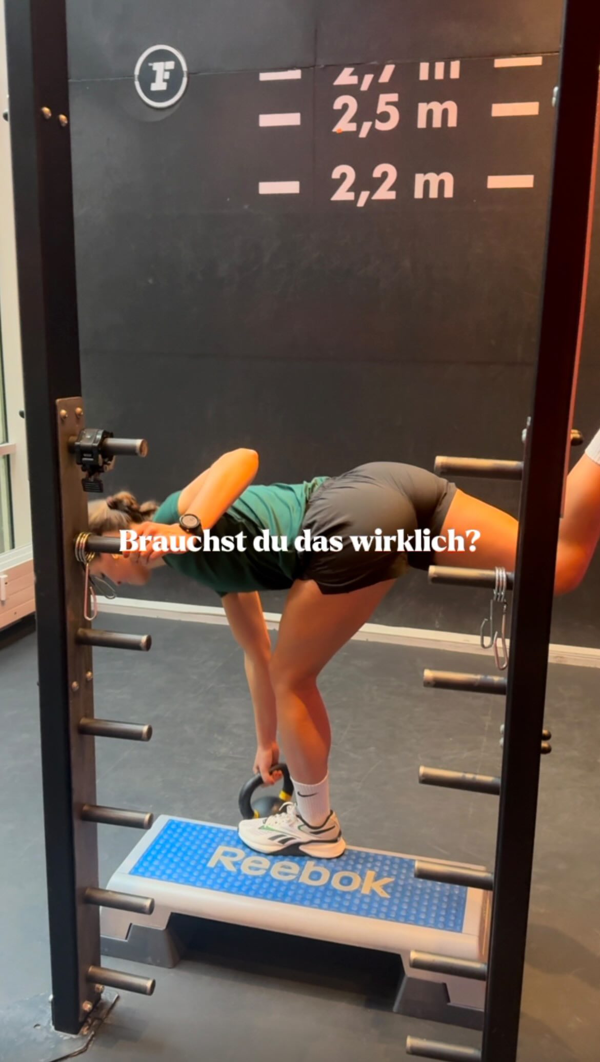 Aus meiner Erfahrung als Sporternährungsberaterin ⬇️
Sportlerinnen und Sportlern fehlt es oft nicht an Disziplin. Ganz im Gegenteil!
Viele halten sich an gewisse Regeln oder leider weit verbreitete Trends, die im Sport aber langfristig viel mehr schaden als helfen. Viele trainieren oft, essen bereits ganz gut, haben aber z.B. Angst, zu viel oder das Falsche zu essen oder es gelingt nicht, genug zu essen und Ernährung und Trainingsalltag unter einen Hut zu bekommen.
Wissen schafft Orientierung & reduziert Unsicherheit. Oft braucht es daher nicht mehr Disziplin, sondern fundierte Antworten und eine klare Einordnung im individuellen Trainingskontext! Genau deshalb ist eines meiner Prinzipien in meiner Arbeit: Ernährungswissen > Disziplin.
Wer nachvollziehen kann, warum bestimmte Anpassungen sinnvoll sind und welchen Einfluss sie auf Energie, Regeneration und Trainingsqualität haben, setzt Veränderungen meist nachhaltiger & leichter um.
Und genau darum geht’s hier. 🤝
>> Mehr Wissen – besser essen, fühlen & performen!⚡️
#sporternährung #sport #ernährung #ernährungsberatung #gesunderezepte