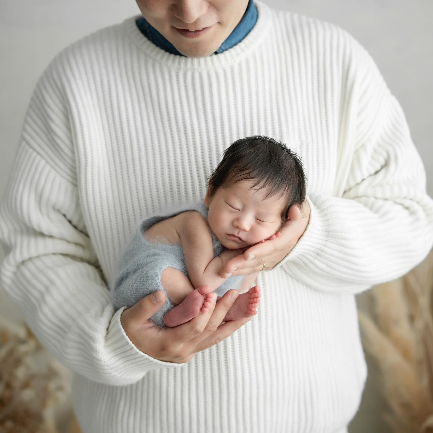 •
パパの両手に
すっぽりおさまる
小さなキミ
———————————-
▶︎マタニティ
▶︎ニューボーン
▶︎お宮参り
▶︎100日
▶︎ハーフバースディ
▶︎1歳のバースディ
ケーキスマッシュ
▷ナチュラルなテイストが好き。
▷本場海外のテイストが好き。
▷おしゃれに写真を残したい
▷オーナーがアメリカ人フォトグラファー
▷他のスタジオでは経験できないような
ユニークでおしゃれなスタイリング
▷ママの心がよくわかるスタッフがお出迎え
10年以上のキャリアを持ち
数々のセミナーやワークショップで中でもある
海外フォトグラファーや
助産師から指導を受けた
スタッフフォトグラファーが
お撮りしております。
•
•
メニュー詳細は
プロフィール欄のURLから
▼profile top▼
@hellobaby.photo.studio
お問合せご予約は公式ラインより⭐︎