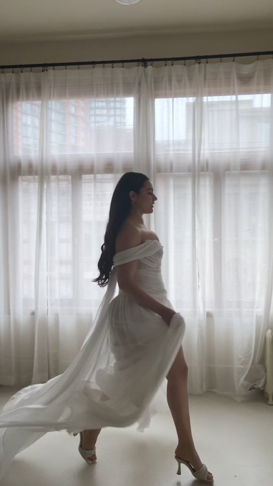 Whisper. Soft, but never silent.
Airy draped chiffon that moves with her.
A leg slit that reveals just enough.
Finished with the Gia veil — for that extra moment of drama.
For the bride who doesn’t need volume to make an entrance.
Find your nearest stockist to try it on.
#OUMABridal #WhisperDress #ModernBride #ChiffonWeddingDress #RomanticWeddingDress