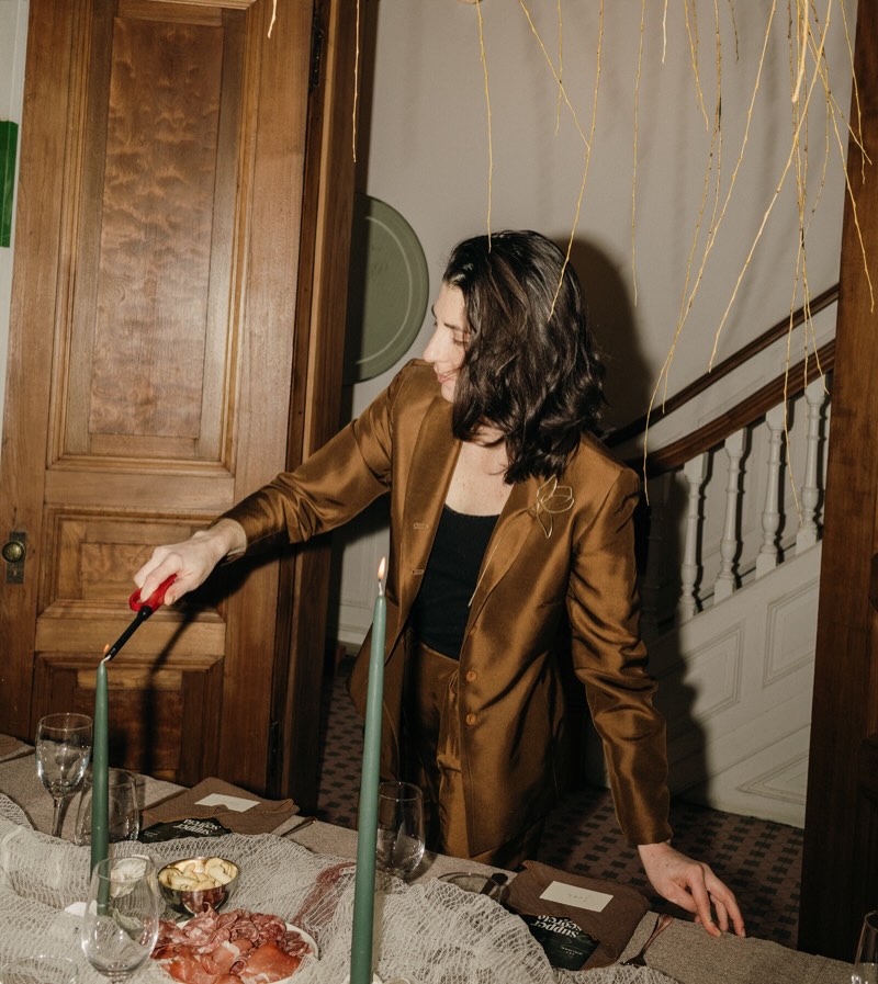 Last week, setting the table for @suppersegreta_ while wearing a hammered brass flower from @rodger.stevens as improvised brooch.
📸: @graceannleadbeater