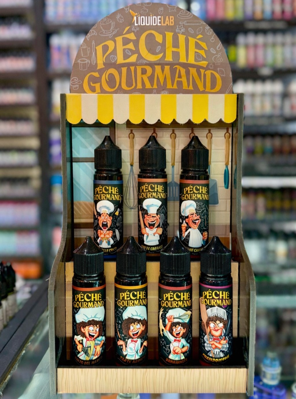 Péché Gourmand 🍰
Plongez dans un véritable moment de douceur avec la gamme Péché Gourmand. Une collection d’e-liquides inspirée des plus beaux desserts, pensée pour une vape réconfortante, riche et parfaitement équilibrée.
Tarte citron, Miss Fraisier, Framboiserie, Pomme Cannelle, Tarte Abricot, Crème de Café, Poire Caramel ou encore Tarte Pécan… chaque bouffée évoque un dessert fraîchement préparé.
Une vape ronde et gourmande, idéale pour se poser tranquillement sur le canapé le soir, comme une petite pause sucrée… sans culpabilité.
Disponible en 50 ml, avec encore plus de saveurs à venir découvrir en magasin.