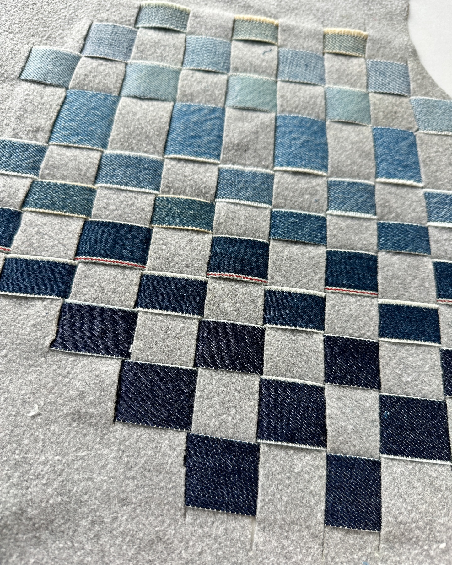 I had a couple people ask recently about this technique – I taught it in a workshop for Zak Foster’s Quilty Nook a while back. I don’t have a class or video tutorial on my site, but I do have a blog post (I’ve added it to the links in bio so you can check it out).
The blog post is for a simplified version, but once you learn the technique you can adapt it to any shape. And you don’t have to use denim, you can use anything!
How do I make mine so clean and not fraying all over the place? I cut along the grainline. I know I have a video of that somewhere, but not sure where. This technique is in my list of “things I’d like to make into a class”, but it’s a long list and there are only so many hours in the day. And I’m spending mine darning giant holes in sweaters it seems 😑.