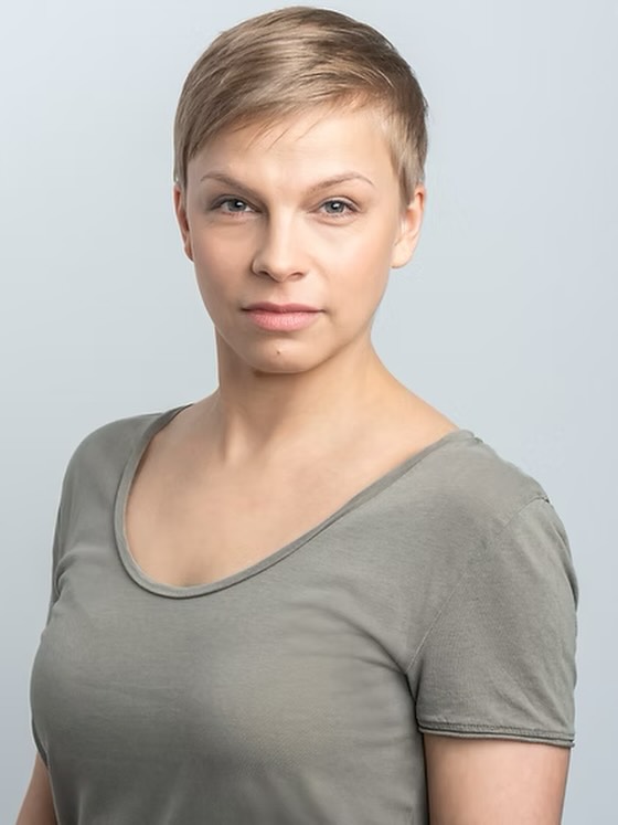 TALVITIIVARI OPETTAJAESITTELY:
✨ TANJA KUNNARI ✨
Tanja on hämeenlinnalainen pitkän linjan tanssin ammattilainen ja tanssitaiteen kentän moniosaaja. Hän on valmistunut tanssijaksi Turun konservatoriolta pääaineenaan nykytanssi sekä tanssinpettajaksi Savonia-ammattikorkeakoulusta pääaineenaan jazztanssi. Uransa aikana hän on työskennellyt esiintyjänä teatterimusikaaleissa ja tanssin vapaan kentän produktioissa sekä tanssinopettajana useissa tanssikouluissa ja opistoissa. Tanssin opetuksen ohella Tanja on esiintynyt lukuisissa musikaaleissa mm. Hämeenlinnan Teatterissa, Tampereen teatterissa ja Tampereen Työväen Teatterissa.
Tanja on pidetty ja monipuolinen opettaja, jonka tavaramerkkinä on positiivisuus. Tanjan tunnit ovat energisiä ja innostavia ja hän opettaa ilon kautta vankalla ammattitaidolla. Tanjan repertuaariin kuuluu jazz-, musikaali- ja nykytanssi, sekä Vinyasa Flow jooga, ilmajooga ja lattia- ja ilma-akrobatia. Tällä hetkellä Tanja opiskelee Tampereen Somatic Studiolla pilatesohajaajakouluksessa.
📸: Mikaela Holmberg
#tehdastanssii #talvitiivari #tanssikurssi #visithämeenlinna #tanssi