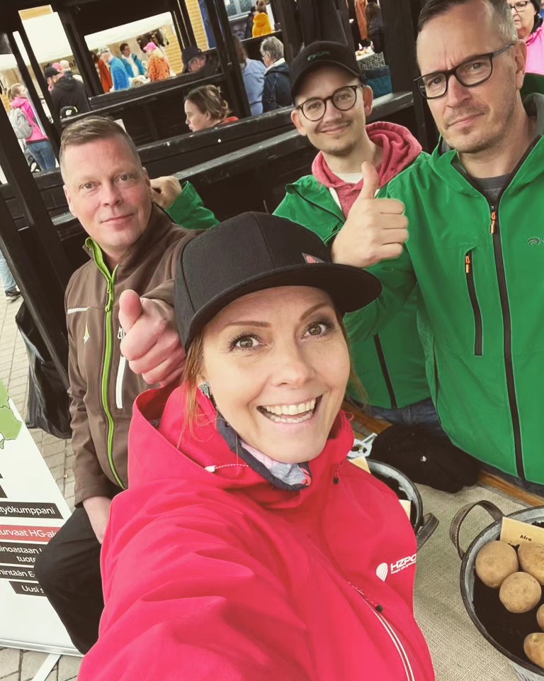 Perunamarkkinoille iso 👍! Siemenperunatalojen pisteellä oli Ninalla ja kumppaneilla jaossa tietoa perunalajikkeista, huoltovarmuudesta sekä Tyrnävä-Liminka-alueen erityisestä asemasta EU:n pohjoisimpana High Grade-alueena. #hzpc #perunamarkkinat #annabelle #siemenperuna