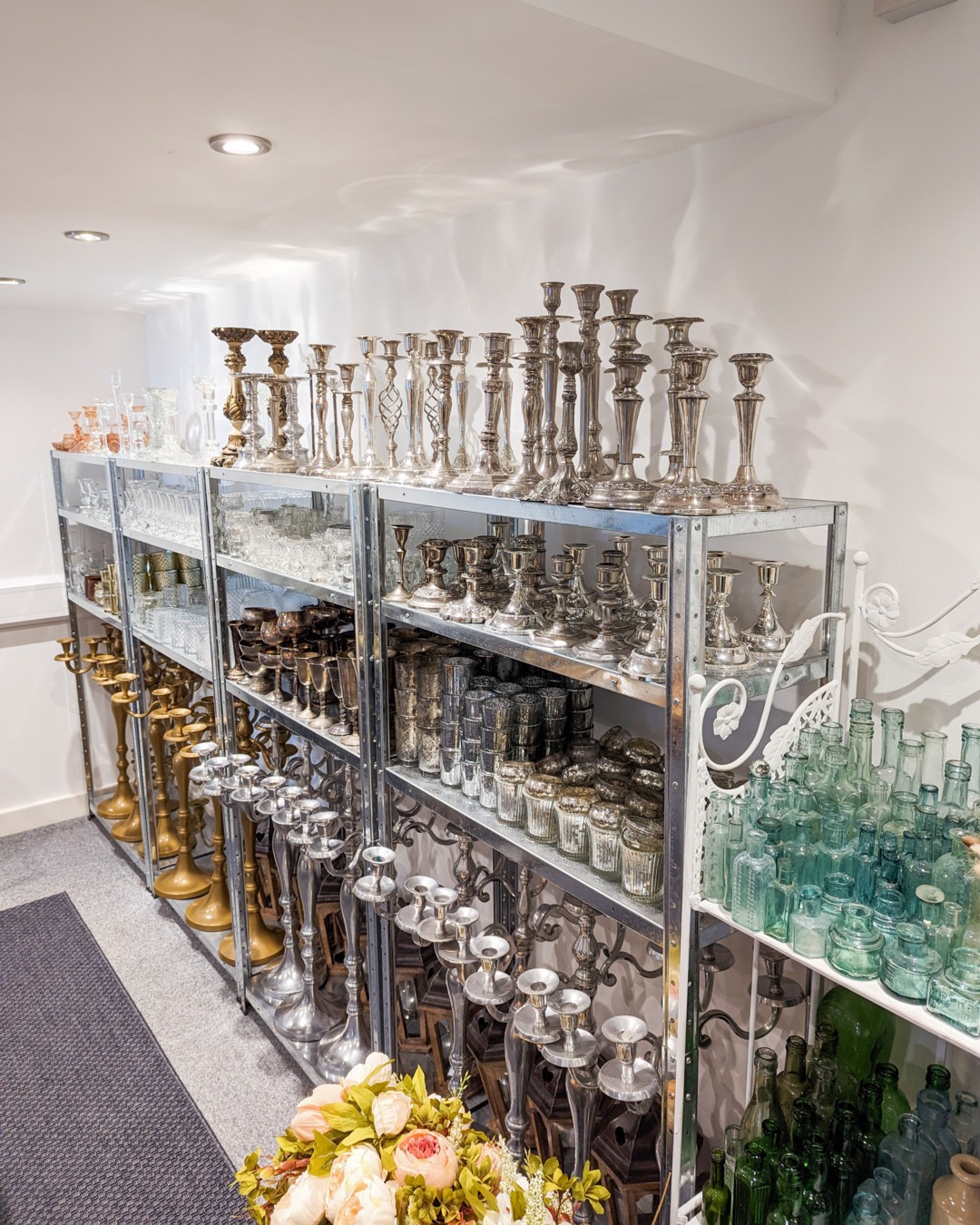 The constant battle for me of re-arranging and trying to maximise space when I can't stop buying more items.
#weddingstyling #prophireforweddings #candelabras