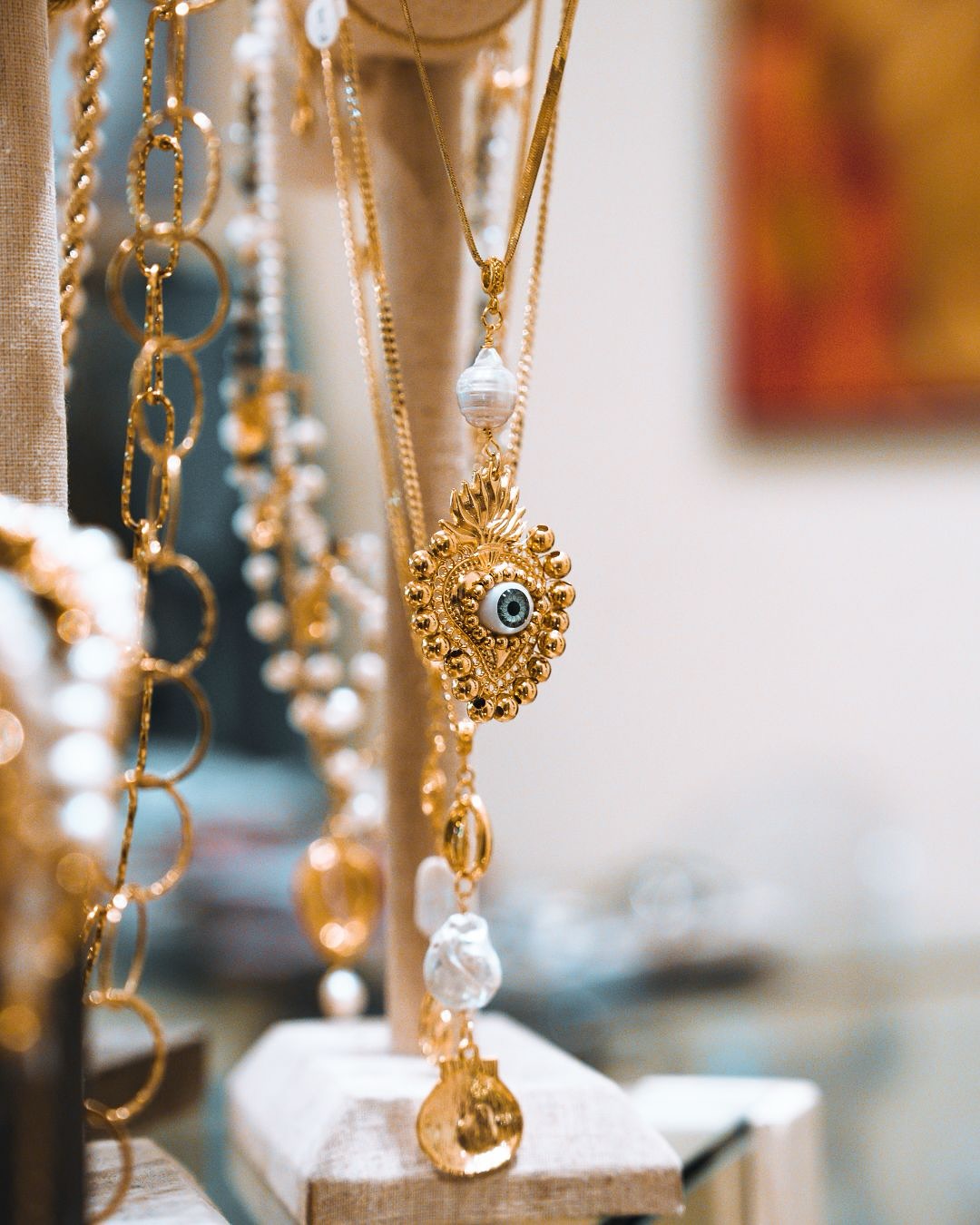 Este San Valentín, deja que la elegancia de J+E Barcelona sea tu mensaje. ✨
Piezas atemporales diseñadas para perdurar. 💍
📍Planta baja.