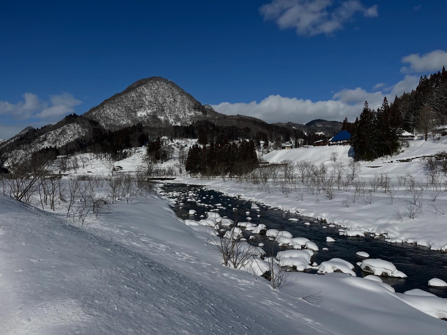 不思議と2週間おきに週末に警報級の寒波が到来するこの冬。寒波の度に除雪に追われ大変なところもありますが…たっぷり雪が降った後の晴天の雪景色はやっぱり美しい❄️
この景色で諸々帳消しされてしまいます。笑 いい部分だけでなく、大変な部分も経験しているからこそ、より特別に感じられるのかもしれません。
今日は暖かな陽気と強烈な風が、春に近づいていることを教えてくれているようでした。膝下まで積もった新雪を踏みしめて山を歩きながら、この景色が見られるのももうわずかかと、少し名残惜しい気持ちが込み上げ、雪に覆われた世界に浸っていました。
とはいえまだ冬は終わりません。今しか見られない、小谷村の美しい雪景色。雪のあるうちにぜひお出かけください♪