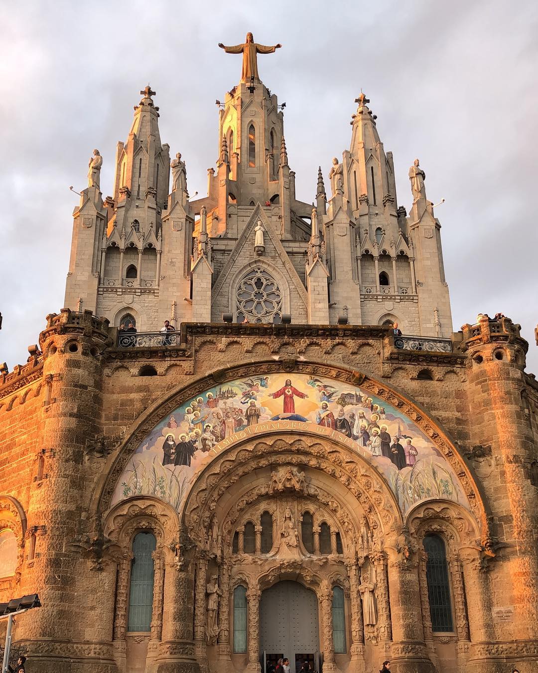 Já visitou o #tibidabo? Pois saiba que nele além das atrações há também uma igreja belíssima - O Templo Expiatorio del Sagrado Corazón. Ela foi construído no estilo Modernista Catalão e tem uma espécie de Cristo Redentor no topo. E sabe porque ele foi feito ali? Simplesmente porque teve um boato de que seriam construídos no alto do Tibidabo um Hotel-Cassino e uma igreja protestante. Aí os Católicos foram lá e ergueram o templo antes. Vale a pena a visita e a vista que é incrível! 😍🙏🏼