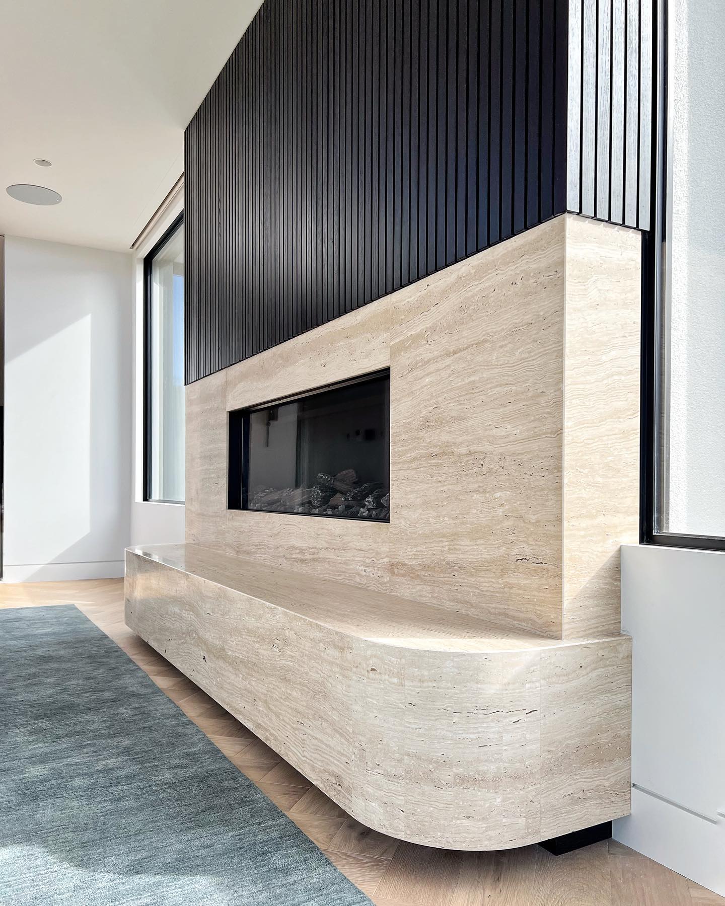 The frameless DS1400 Escea fire surrounded by travertine, paired with a curved hearth & black oak battens to the ceiling.
Looking forward to getting proper snaps of this living space in all its glory when the beautiful furniture selections arrive 👏🏻