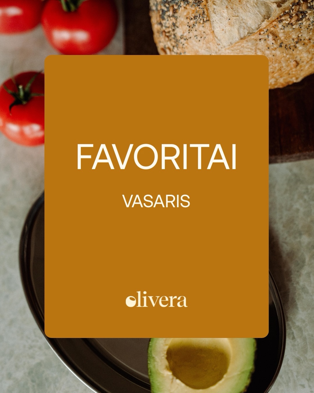 Mūsų komandos vasario pasirinkimai – aliejai, kurie lydi kasdienybėje ir natūraliai tampa rekomendacija jums. 🧡
Alina 🫒 Tropicual Everyday
Jei namuose reikėtų turėti tik vieną aliejų, rinkčiausi būtent šį. Jis tapo vienu iš mano favoritų nuo pat pirmojo apsilankymo kruopščiai prižiūrimam ūkyje – kur medžiai nei chemiškai tręšiami, nei purškiami. Užbūrė žoliškas kvapas, žalsva spalva ir harmoningas skonis. Labai mėgstu jį naudoti ir kepimui, ir patiekalams gardinti.
Ne veltui šis aliejus 2025 m. pelnė aukso apdovanojimą „NY International Olive Oil Competition“ – prestižiškiausiame pasaulio alyvuogių aliejaus konkurse.
Inesa 🫒 Della Valle Blend
Šis aliejus gali pasirodyti kuklus, niekuo neišsiskiriantis iš bendro mūsų asortimento, tačiau jo skonis man vienas geriausių. Jis itin subalansuotas - nei per intensyvus, nei per švelnus, taip puikiai papildo visus patiekalus! Drąsiai galiu pasakyti, jog šio ūkio šeimininkas yra tikras savo amato meistras. Ne veltui šis aliejus pripažintas viename svarbiausių Italijos gastronomijos gidų.
Gabrielė 🫒 Lluna
Šis aliejus mane sužavėjo savo švelnumu. Negalėjau patikėti, kad alyvuogių aliejaus kvapas gali būti toks geras ir ryškus, o skonis – toks sviestiškas. Anksčiau nebuvau ragavusi nieko panašaus. Labai mėgstu jį naudoti tada, kai patiekalui nereikia intensyvaus papildomo skonio, bet norisi švelnaus balanso ir malonaus užbaigimo.