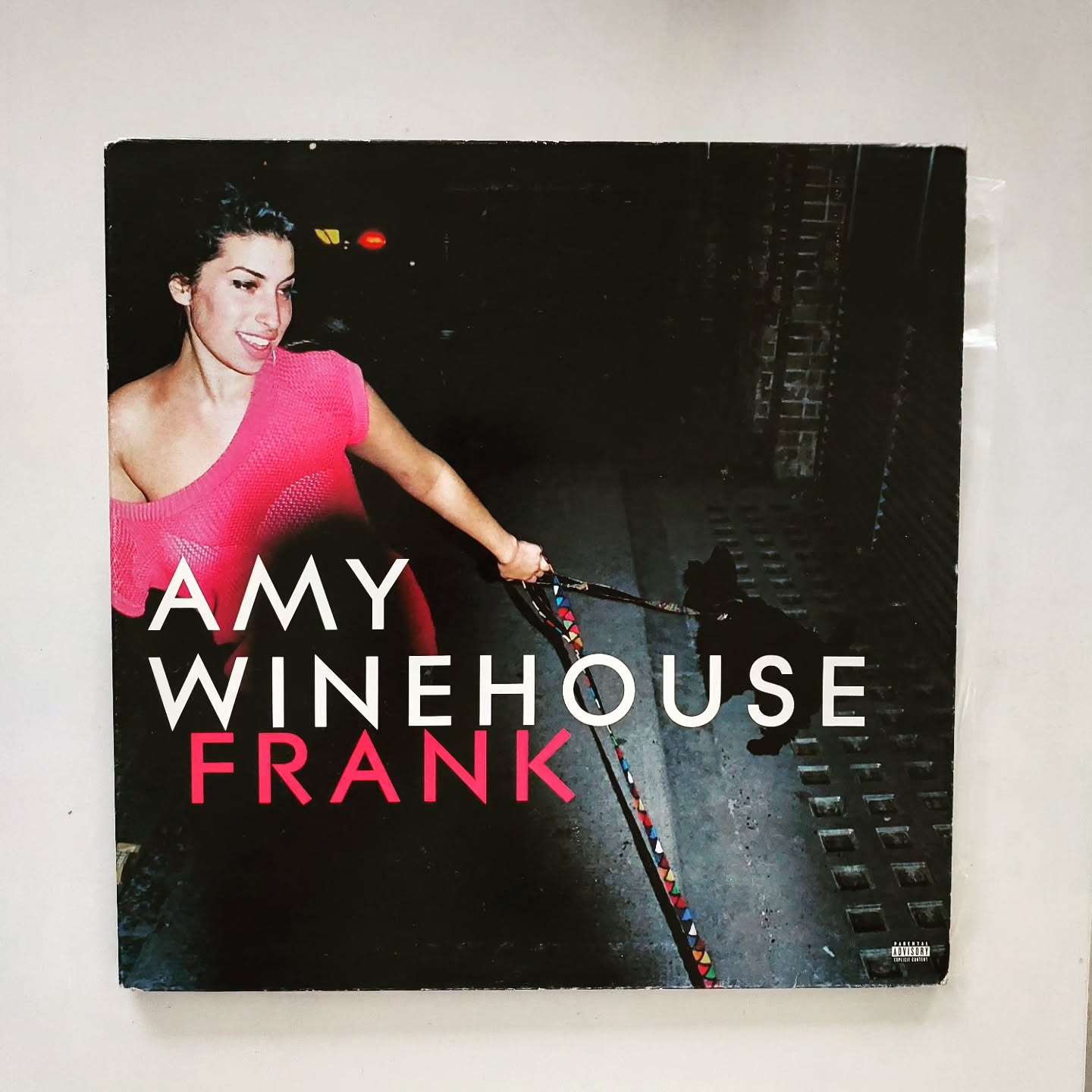 Antes do mito… existia isso aqui.
Frank.
Estreia da Amy Winehouse em 2003.
Muita gente conhece o segundo disco.
Pouca gente volta no começo.
E o começo é cru.
Aqui não tem personagem.
Não tem tragédia.
Não tem indústria moldando narrativa.
Tem jazz de clube noturno.
Tem soul orgânico.
Tem banda respirando junto.
Ela tinha 19 anos quando começou a escrever essas músicas.
E já cantava com ironia, segurança e uma maturidade desconcertante.
Stronger Than Me já mostrava que ela não ia jogar o jogo esperado.
Take The Box é elegante sem ser fria.
E o disco inteiro soa mais íntimo do que qualquer coisa que veio depois.
O título "Frank" é uma homenagem a Frank Sinatra, a quem Amy tanto admirava.
Primeira prensagem.
Importado.
Usado.
Saiu do meu acervo.
R$ 599.
Não é disco pra hype.
É disco pra quem entende começo.
Qual disco de estreia você acha maior que o sucessor?
#AmyWinehouse
#Frank
#VinilImportado
#ColecionadoresDeVinil
#DiscosRaros