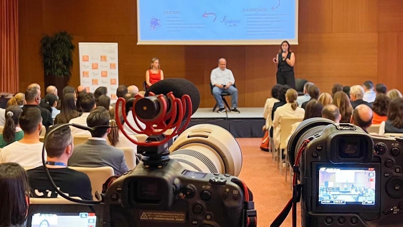 📢📝Ens fa molta il·lusió anunciar que l’Abstract presentat per la Directora de l’ACAP Laura Morer, ha estat acceptat per al 7è Congrés Mundial de Parkinson 2026.
El Programa Parkinson’s Ready: transformant Barcelona en una ciutat amiga del Parkinson mitjançant la formació i la col·laboració intersectorial.
Tenim moltes ganes de retrobar-nos amb la comunitat global del Parkinson a Phoenix aquest proper mes de maig. 💙
📢📝 We are very excited to announce that the abstract submitted by ACAP’s Executive Director, Laura Morer, has been accepted for the 7th World Parkinson Congress 2026.
The Parkinson’s Ready Program: Transforming Barcelona into the world’s first Parkinson-Friendly city through education and cross-sector collaboration.
We very much look forward to reconnecting with the global Parkinson’s community in Phoenix this coming May. 💙
#wpc2026 #juntsmiremcapalfutur #parkinsoncat #Parkinson #parkinsonsready @worldpdcongress @_benages