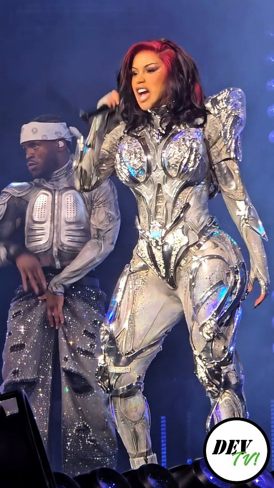 📣 #DevTVExclusive! 🔥 Just a little taste! 😉 @iamcardib had us "Outside!" 🔥 Great show!! 🎙 The energy was on 1000! 🥳 Keep it locked! 🥂 #DevTV! 🖥 #YeahManISeeEverything! 👀