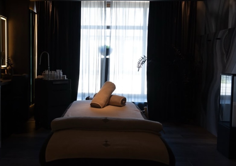 TA HAND OM DIG SJÄLV, NJUT AV EN AVKOPPLANDE STUND!
Boka i februari och få en gåva med BABOR, värde 650kr. Uppge BABOR vid bokning!
THE LAMP SIGNATURE FACE & BODY 50 MIN
Kombinationen av rygg- och express ansiktsbehandlingen bjuder in till djup avslappning som känns inifrån och ut. Inkluderar en saltpeeling på ryggen som ger en mjukare och mer strålande hud, samt en avslappnande ryggmassage för trötta och spända muskler. Ansiktsbehandlingen anpassas efter din huds individuella behov och ger dig en härlig och avkopplande upplevelse från topp till tå.
Måndag till söndag 1250 kr