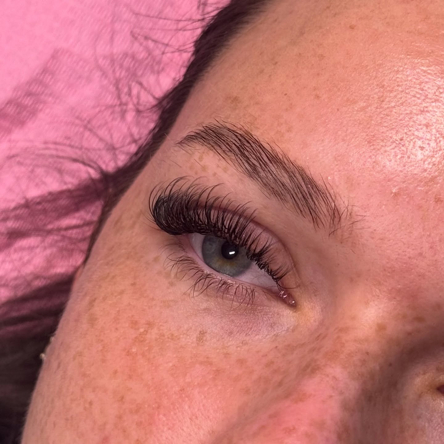 LAYERZZZZ🤌🏼 look at this wisp
If your a lash tech that’s wanting to achieve a set like this, to make your wisps stand out even more.. make sure your lashing the TOP LAYER of your lash set & use a curlier lash.
And use @thelashofficeuk of course💕
Special Offer: Buy 4 trays and get 1 FREE — just use code ‘FREE’ at checkout.
💸Klarna & Clearpay options available.
🛒 Shop now via link in bio or at www.thelashoffice.com
🚚 Delivery & Pickup Options Available (BL5)
@thelashofficemcr @thelashofficeuk
#lasheducation #lashsupply #lashextensions #manchesterlashes #manchesterbeautysalon