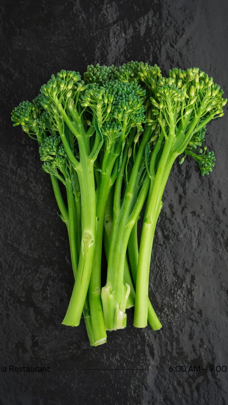  אם חשבתם שברוקולי מתחיל ונגמר בתפרחת, תחשבו שוב. שף ענר בן רפאל פורמן מצא את הטעם בגזע הברוקולי ומגיש לכם גזע ברוקולי עם קרם שקדים, סלסה ונענע.