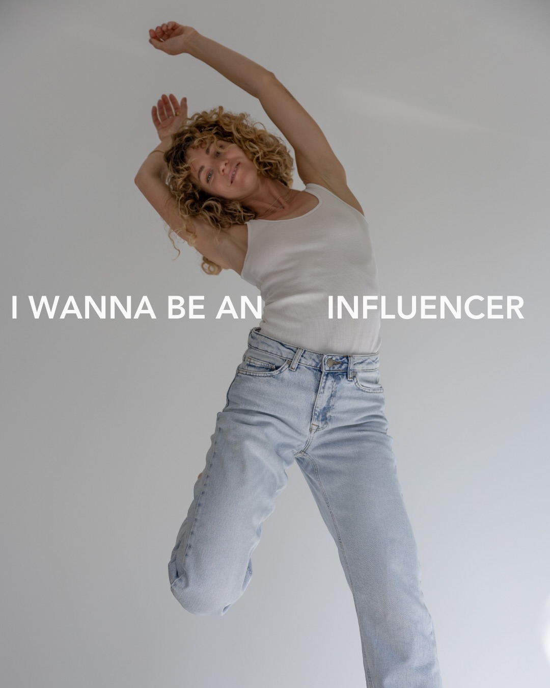 I asked myself lately:
Warum bin ich eigentlich hier auf Instagram?
Nicht, weil ich perfekt praktiziere oder mich als die perfekte Yogini zeigen will.
Nicht, weil mein Business immer glatt läuft.
Und schon gar nicht, weil ich jeden Tag Lust auf Sichtbarkeit habe.
Ich bin hier, weil ich zeigen möchte,
dass du alle Facetten mitbringen darfst:
die disziplinierte Unternehmerin,
die verspielte Sportlerin,
die mindful Yogini,
& einfach nur Ich.
Weil es nicht darum geht, in eine Rolle zu passen –
sondern deine eigene Bewegung zu leben.
Und wenn ich dich damit beeinflusse – dann gerne.
So I can influence you to be all of you. 💛