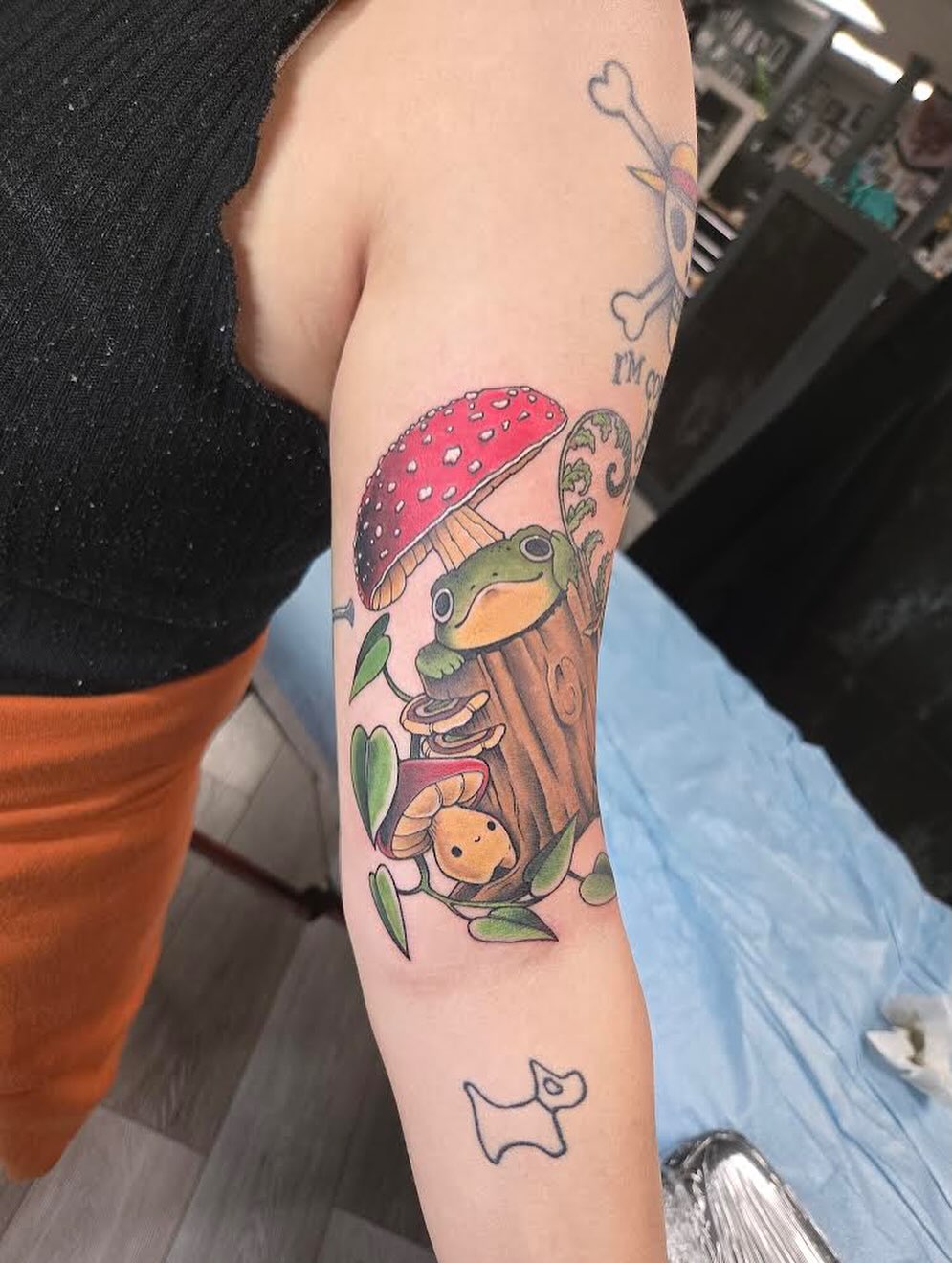 From the talented @tattooswithlove Dm Britty direct or click the@link in our bio. She still has a few slot for February #neotradtattoo #lovetattoos #frog #naturecaptures #lineitup