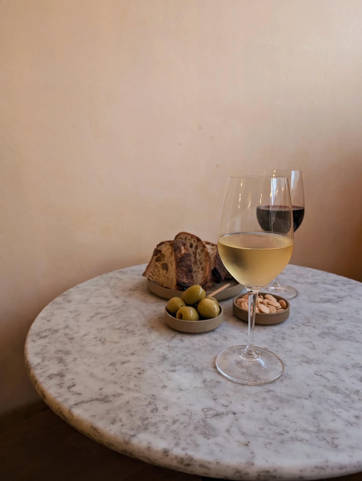 Friday has come around quickly, guess that means it's wine and snack time to start your weekend..
Open tomorrow until 8pm, snacks served from 5pm. 🍷🧀🫒
Booking optional, pop us a message or just swing by!
@visitarundel @tarrantstreetindependents @sussexstories @sussexbytheseaarun @sussexexclusive @discover_sussex
#juniperarundel #juniperatnight #cafeandwinebar #winebarvibes #arundelwestsussex