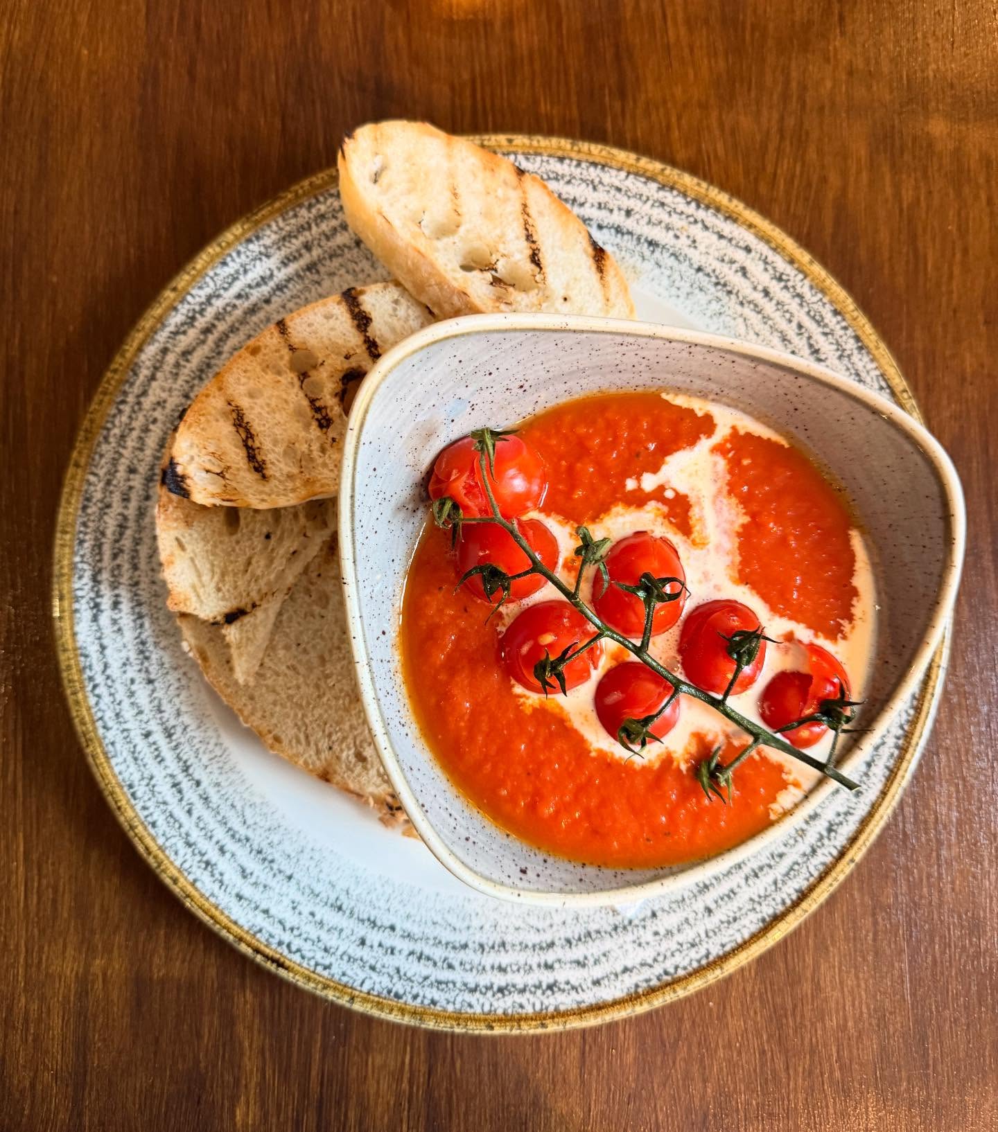 Nothing beats a hot bowl of tomato soup by the fire with a pint in hand 🔥🍅 Nearly the weekend — come warm up with us #harveysbrewery #kent #chipstead #publife