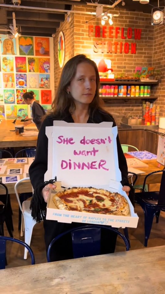 She doesn't want to go for dinner, she wants to go to an art class 🍕❌️🎨✔️
#artplaylondon #artplay #thingstodolondon #sipandpaint