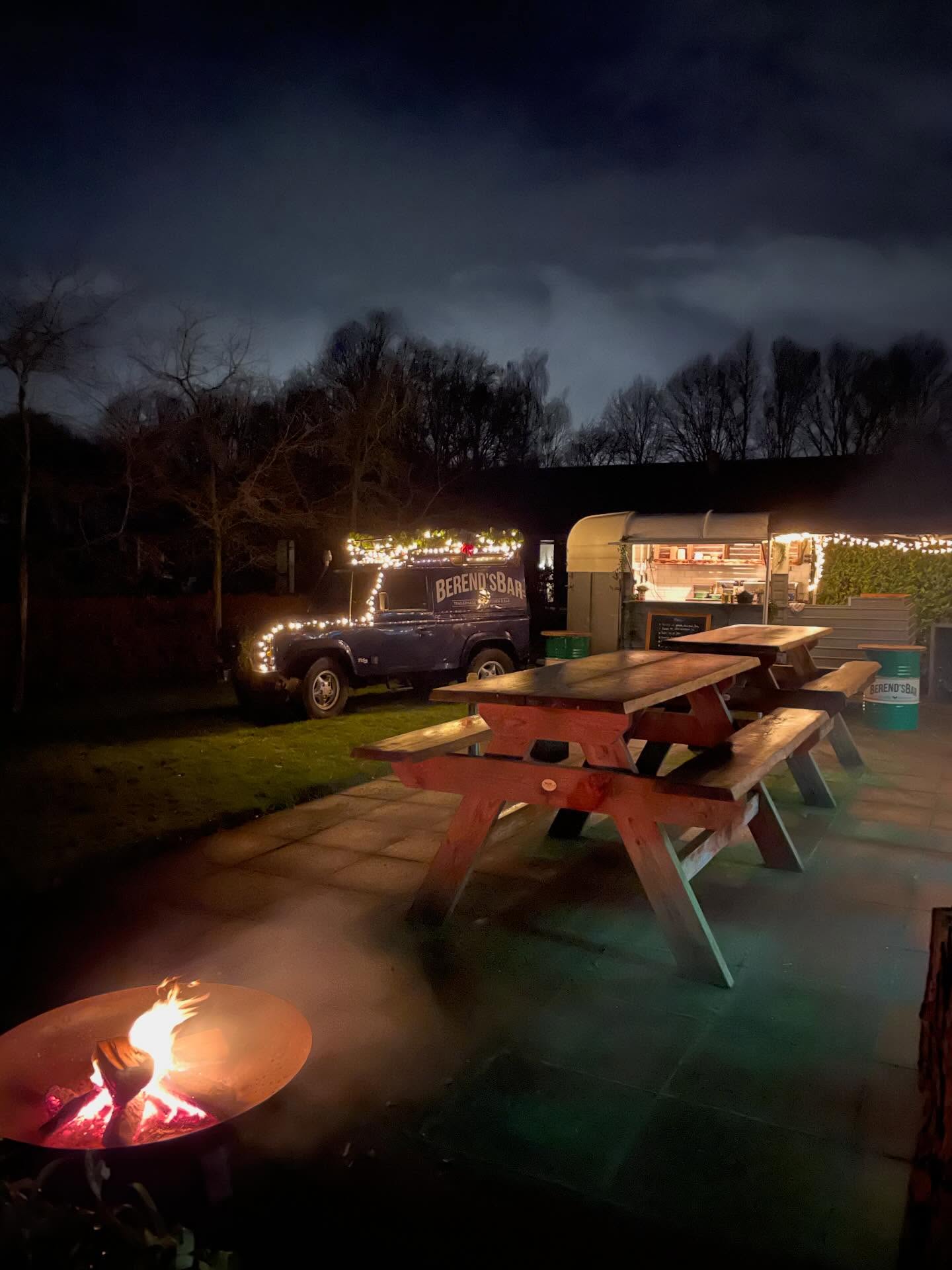 Buiten is het koud maar wij zitten er warmpjes bij. Vuurkorf aan en een warm bordje met eten, meer hoeft het soms niet te zijn 🔥🥘
#foodtruck #outdoor #catering #cateringopmaat #berendsbar