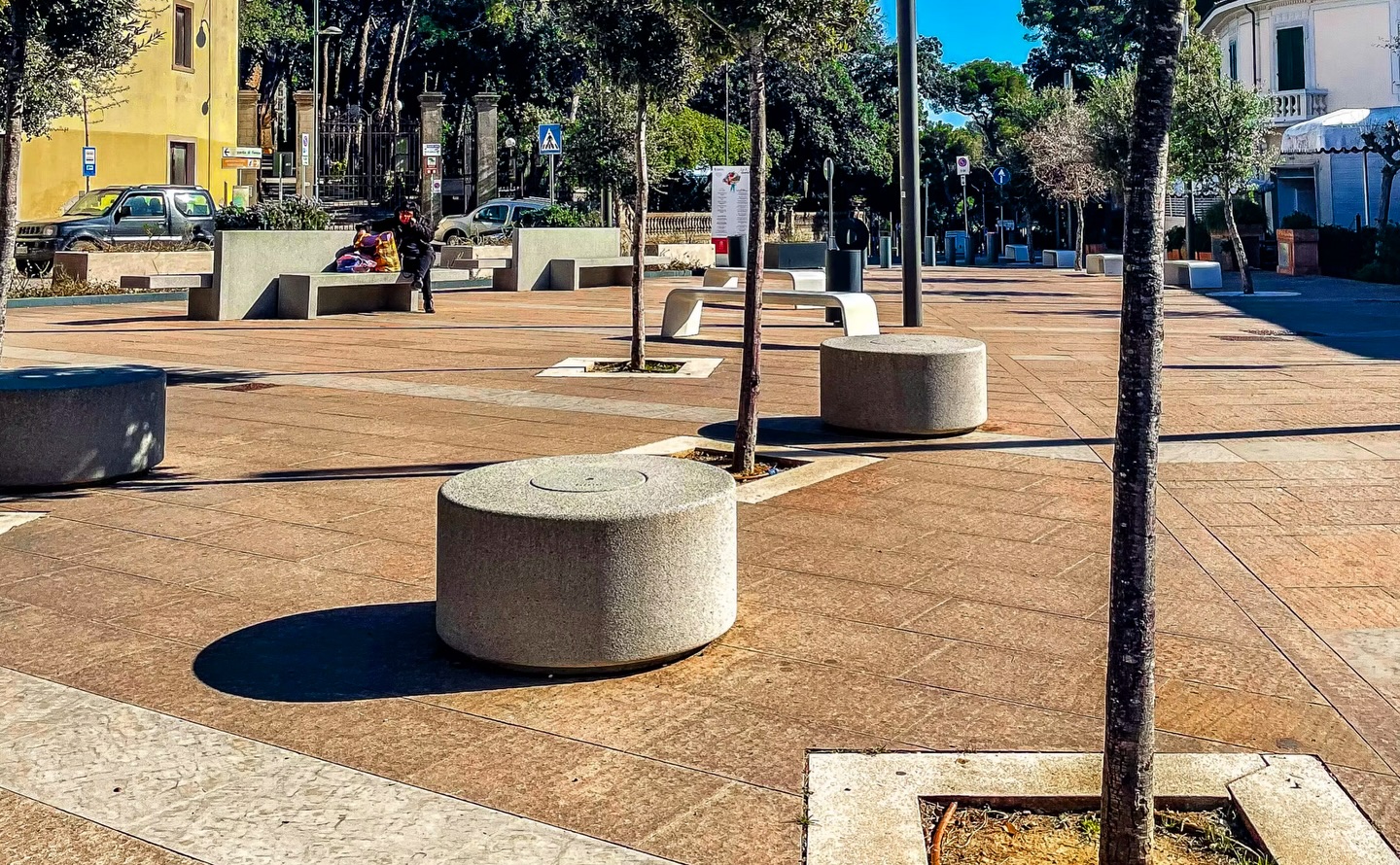 Nel 2021 Costruire S.r.l. ha realizzato l’intervento di riqualificazione di via Fucini e piazza della Vittoria a Castiglioncello, per conto del Comune di Rosignano Marittimo.
L’opera ha interessato uno degli spazi centrali e più rappresentativi della frazione, con un intervento mirato alla valorizzazione urbana e al miglioramento della fruibilità dell’area pubblica.
Il progetto ha previsto la riqualificazione delle pavimentazioni, l’adeguamento degli spazi pedonali, il miglioramento dell’accessibilità e un riordino complessivo dell’assetto urbano, con particolare attenzione alla qualità dei materiali, alla continuità degli spazi e all’integrazione con il contesto architettonico esistente.
L’intervento si è inserito in un più ampio percorso di valorizzazione del centro di Castiglioncello, con l’obiettivo di restituire alla cittadinanza uno spazio più funzionale, ordinato e coerente con l’identità del luogo.
Un lavoro che rappresenta per Costruire un ulteriore contributo alla riqualificazione degli spazi pubblici e alla crescita del territorio.
hashtag#costruiresrl hashtag#castiglioncello hashtag#comunedirosignano