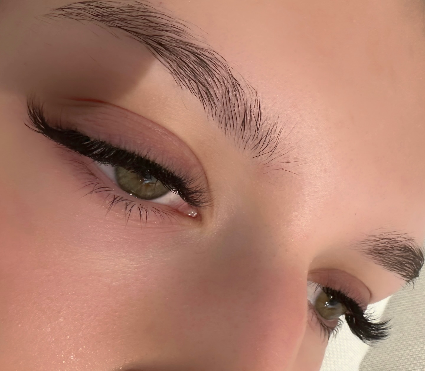 ✨ EXTENSIONS DE CILS 3D ✨
Envie d’un regard intense sans maquillage ?
Les extensions de cils 3D offrent un volume glamour, tout en restant légères et confortables.
Chaque cil naturel accueille un éventail de 3 extensions ultra-fines, pour un résultat dense, harmonieux et sophistiqué 💫
💎 Pourquoi on adore le 3D ?
✔ Regard plus profond et structuré
✔ Effet volume sans alourdir
✔ Résultat sur-mesure : naturel chic ou glamour assumé
✔ Fini le mascara au quotidien
⏳ Tenue durable avec retouches toutes les 2 à 3 semaines, pour un regard impeccable en permanence.
📍 Tu veux sublimer ton regard ?
Le 3D est fait pour toi.
📩 Infos & rendez-vous en message privé