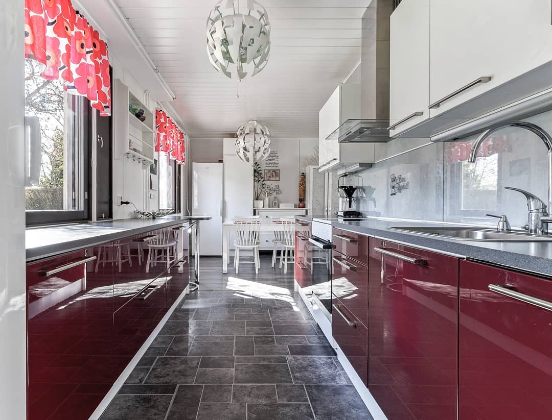 Myös tässä keittiössä uudet asukkaat pääsevät pian nauttimaan ruoanlaitosta.
Parhaimmat onnittelut ja kiitos, että sain kuvata myös tämän kodin 🖤
#simpleroom #asuntoarea #asuntovalokuvaus #keittiö #keittiöinspiraatio #kitchen #kitcheninspo #lahti #marimekko #omakotitalo #realestatephotography #unikko