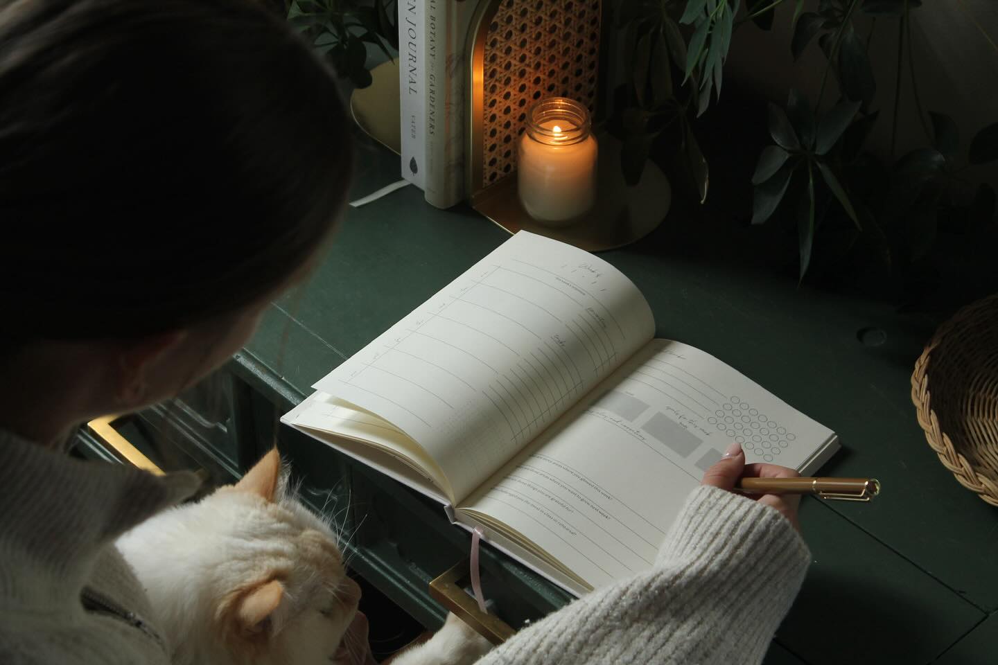 The best part of snow is how it seems to make the world a little quieter, like a soft blanket that softens all the noise. ✨ That’s what each weekly spread is for me. The time I spend setting my weekly goals and intentions helps quiet the noise around me as I focus on what matters most.
Shop the journal made for dancers at cozydancer.com