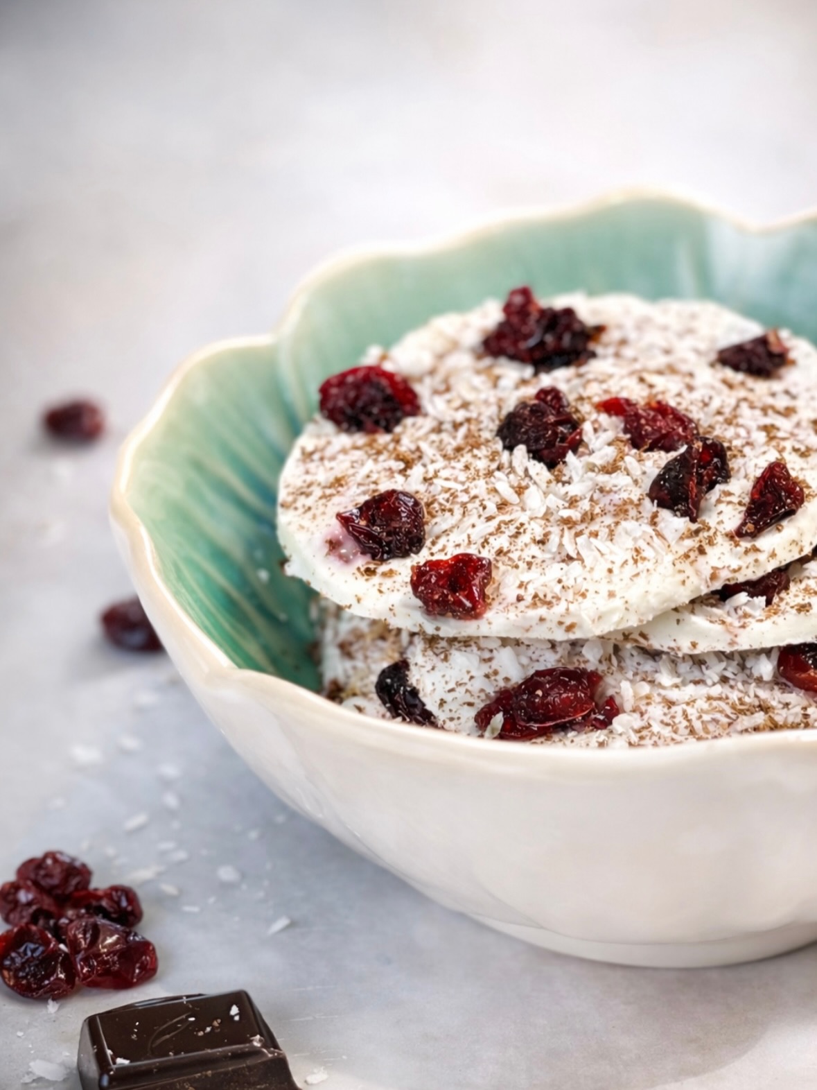 My latest protein experiment turned out pretty well 👩🍳 Swipe for the recipe ⬅️
These frozen quark treats are a simple protein base that you can dress with your favourite toppings or pimp with protein powder.
If you’re new to quark, it’s almost identical in taste and texture to Greek Yoghurt but has 2g more protein per 100g. Every gram counts, right? 🤷♀️
I’ve gone for dark chocolate, cranberry, and coconut - and it’s pretty tasty for something that only contains 54 calories! Give it a try and let me know what you think.
#recipe #quark #proteinrecipes #lowcalorierecipe