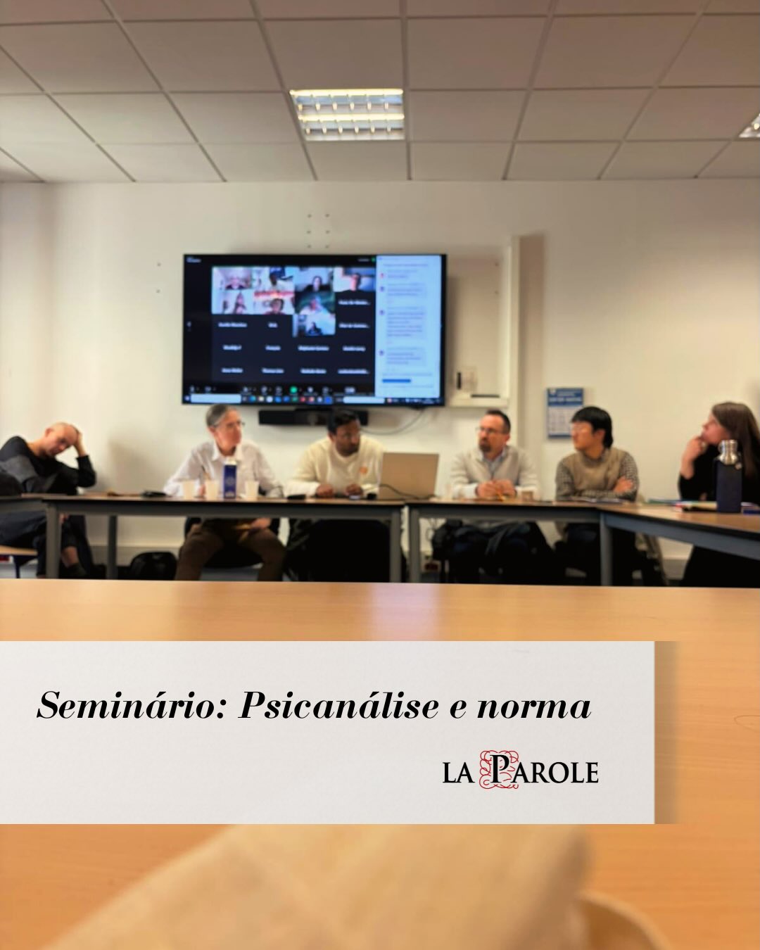 Registros da segunda sessão do Grupo de Trabalho "Psicanálise e Norma", realizada no campus St Charles 1. Desta vez, contamos com a valiosa intervenção de Anne Bourgain.
Idealizado por Valentine Prouvez, o grupo se dedica a interrogar o conceito de "norma" a partir da psicanálise, explorando suas dimensões clínicas, sociais, políticas, éticas e epistemológicas.
Foi um privilégio acompanhar a fala de Anne Bourgain e contribuir com a dinâmica proposta pelo grupo: uma construção em cadeia, onde cada intervenção nasce do "resto" da discussão anterior. Uma experiência instigante de associação e elaboração coletiva.
🇫🇷
Retour sur la deuxième séance du Groupe de travail « Psychanalyse et norme », qui s’est tenue sur le site St Charles 1. Cette rencontre a été marquée par l’intervention passionnante d’Anne Bourgain.
Initié par Valentine Prouvez, ce groupe se propose de questionner le concept de « norme » à travers le prisme de la psychanalyse — qu’il soit clinique, social, politique ou éthique.
Ce fut un privilège d'écouter Anne Bourgain et de contribuer à la dynamique proposée par le groupe : une construction en chaîne, où chaque intervention naît du « reste » de la discussion précédente. Une expérience passionnante au croisement de l’association et de l’élaboration collective.
#Psicanálise #norma #clinicapsicologia #clinicapsicanalítica #lacan