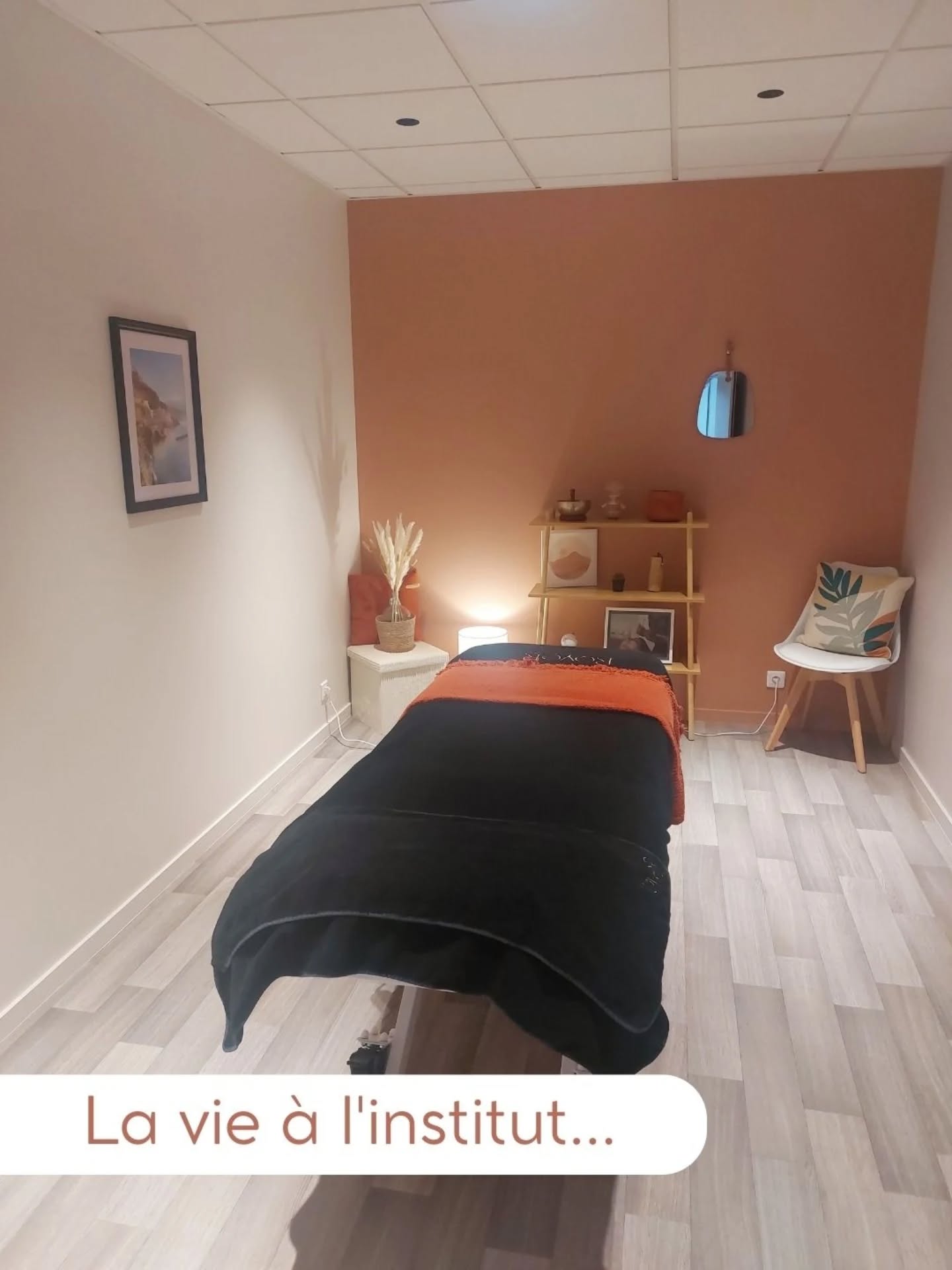 LA VIE A L'INSTITUT 😅
Entre les « bisous », la cire renversée, les mots qui se mélangent et les petites boulettes du quotidien…
On rit, on relativise et surtout, on continue avec le sourire ✨
Parce qu’à l'institut LinnSaé, c’est beaucoup d’humanité, de spontanéité et de bonne humeur 💛
Et vous, laquelle vous fait le plus fait sourire ?
📍 Saint Mathurin proche des Sables d'Olonne et des Achards
----------
Spécialiste des massages intuitifs, soins du visage bio et beauté holistique.
À Saint-Mathurin, tout près des Sables-d’Olonne, pour prendre soin de vous naturellement.