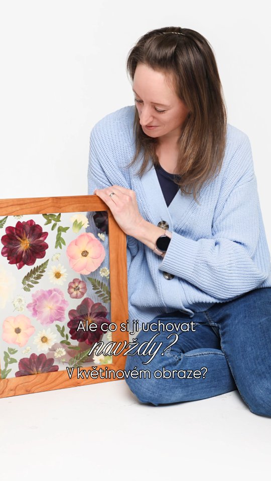 ❤️ Blíží se Valentýn, tak pro vás, co ho slavíte... ❤️
Krásnou valentýnskou kytici vám můžu zachovat na památku v květinovém obraze. Kytici vylisuji, vložím mezi skleněné desky a zarámuji do dřevěného rámu. Krásná dekorace a památka v jednom.
OBJEDNÁTE stejně jako naše svatební květinové obrazy, jen místo data svatby dáte 14.2.! 😉 LINK V BIU
Těším se na vás.
Martina