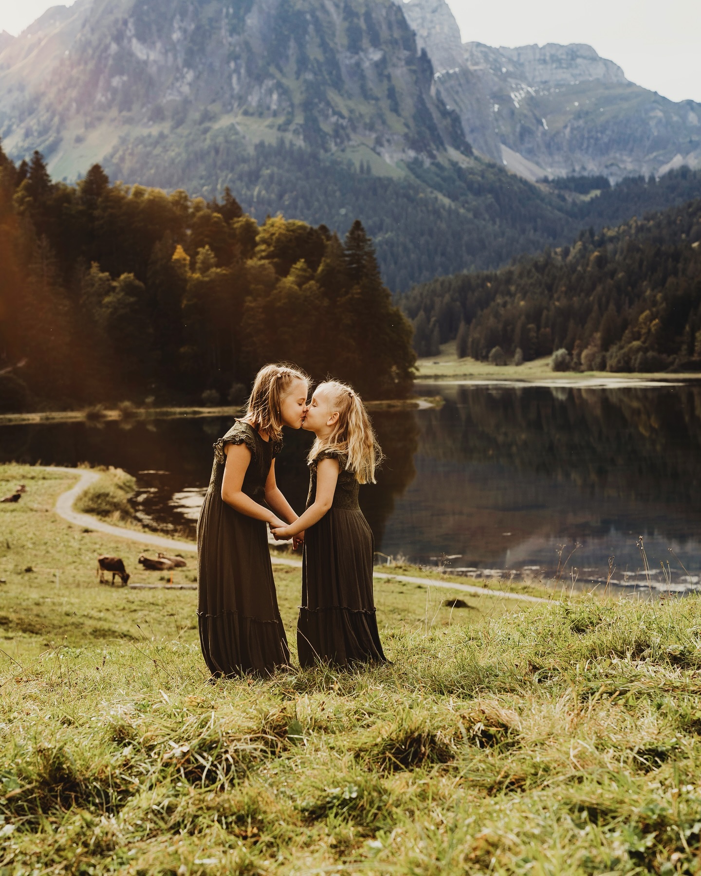 Ihr Lieben,
In meinem Leben dreht sich alles nur um eins: die Liebe. Alles, was ich tue, ob Lesen, Kochen, durch Wohnzimmer tanzen oder Schokolade essen- ich tue es voller Hingabe und Liebe. Und so ist es auch mit meiner Fotografie. Ich weiß, ich kann hier viel schreiben. Menschen können generell viel über sich schreiben, aber wenn sie vor dir stehen und du sie persönlich erlebst, da fällt der Vorhang. Ich bin genau so, wie ich es schreibe und mein Fokus sind immer Emotionen und die Liebe- ob meine oder deine.
Ich empfehle all meinen werdenden und bestehenden Kunden- ruft mich vor eurer Buchung an. Erlebt mich schon einmal per Video Call. Stellt alle Fragen, die ihr an mich habt und überzeugt euch vor dem Shooting, dass ich wirklich euer Perfect Match bin. Je wohler ihr euch mit mir fühlt, umso entspannter empfindet ihr euer Shooting und umso schöner werden eure Fotos.
Habt einen schönen Tag,
Eure Marion 🫶🏼