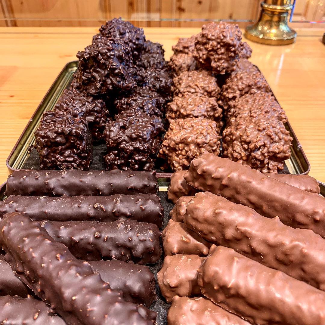 🇫🇷 Bouchée rocher ou bouchée bûchette ? Quel est votre choix ? 🍫🤔 .
.
🇬🇧 « Bouchée rocher » or « bouchée bûchette » ? What’s your choice? 🍫🤔
.
.
#biscuiteriedemontmartre#paris#france#chocolate#love#sweetness#picoftheday#pastry#photography#follow#like