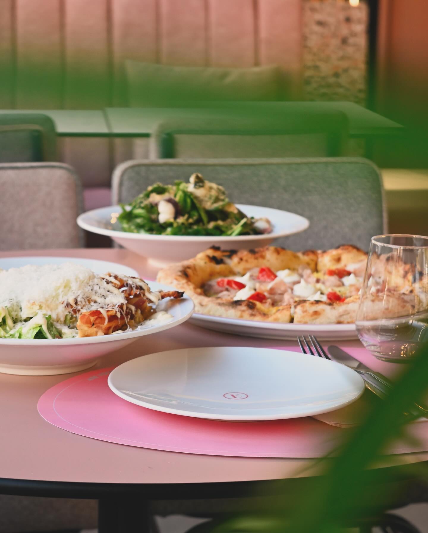 It’s raining again, eat until the rain stops!
•
•
•
#pizza #eatpizza #etienpizzabar #psychiko #voula #foodie #pizzalover #pasta