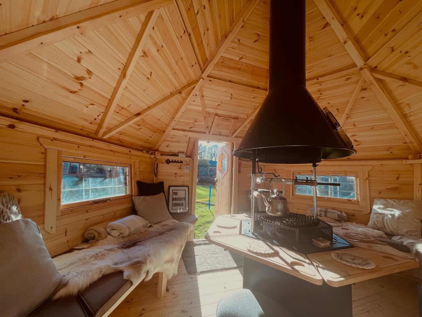 Sorry for the lack of updates work/life has been very, very busy lately and I've been tied to my desk (or laundry or decorating but nothing that fun!)
....... but today, in the rare sunshine, it was so nice to be able to go through some emails from my other little sunny office area in the garden 🪴!
..... look 👀 actual ☀️ streaming through the door 😀!
Back to rain tomorrow! Boooo 🙈
@arctic_cabins
#gardenoffice
#arcticcabin
#sunshine #garden