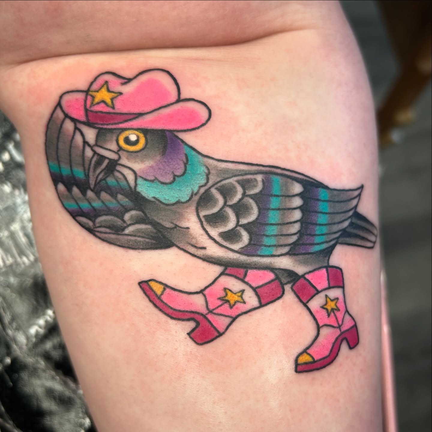 💖 Who says a pigeon can't be a sheriff?! Anywho... when I think of pigeons, I immediately think about how Mike Tyson loves them deeply and keeps them as pets. So enjoy this silly tattoo as well as pictures of @miketyson with some birbs 💫
.
.
.
#pigeontattoo #birdtattoos #cutetattoo #pghtattooer #pittsburghtattooartist